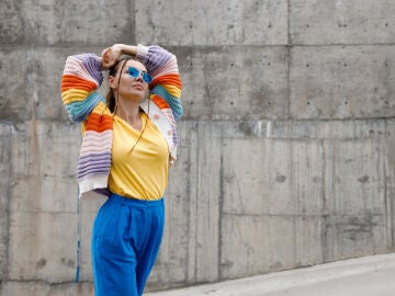 Mujer vestida colorida