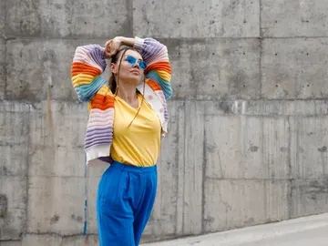 Mujer vestida colorida Mujer vestida colorida