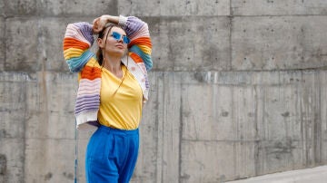 Mujer vestida colorida
