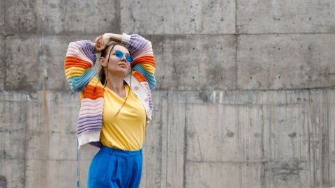 Mujer vestida colorida