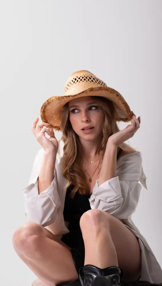 Mujer con sombrero Mujer con sombrero