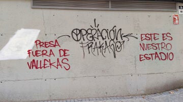 Pintadas contra Raúl Martín Presa en los exteriores del Estadio de Vallecas