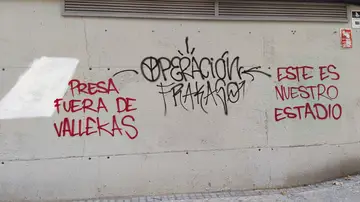 Pintadas contra Raúl Martín Presa en los exteriores del Estadio de Vallecas Pintadas contra Raúl Martín Presa en los exteriores del Estadio de Vallecas