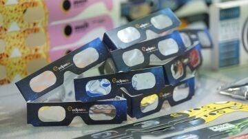 Gafas homologadas para el eclipse solar total 2026.