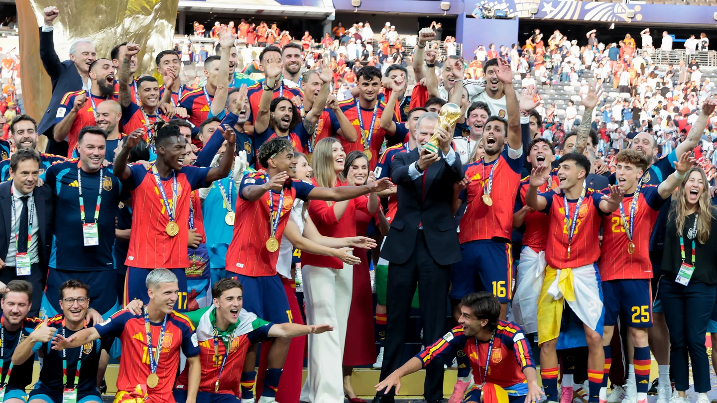 Felipe VI alza la Copa del Mundo junto a los jugadores el pasado 19 de julio Felipe VI alza la Copa del Mundo junto a los jugadores el pasado 19 de julio