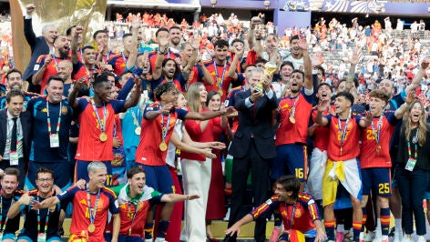 Felipe VI alza la Copa del Mundo junto a los jugadores el pasado 19 de julio