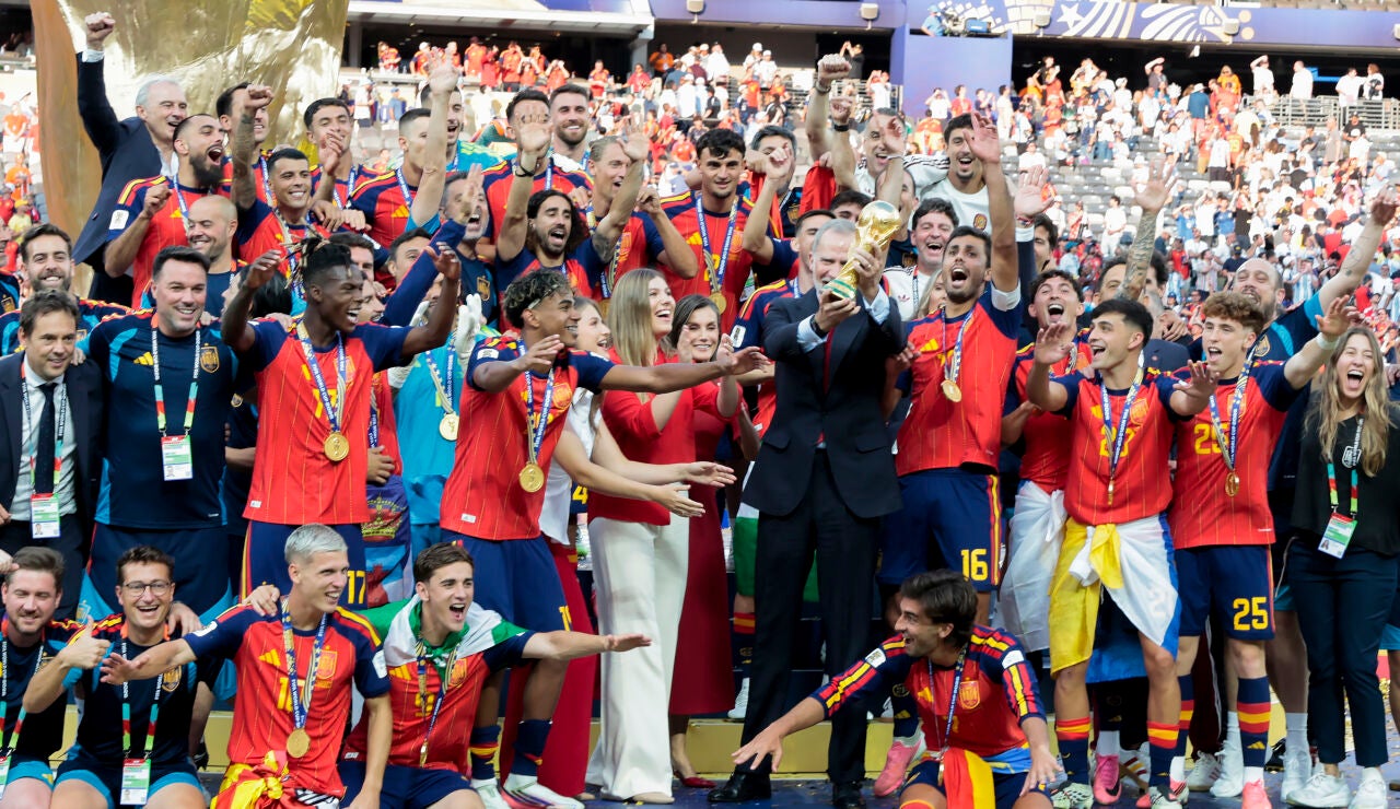 Felipe VI alza la Copa del Mundo junto a los jugadores el pasado 19 de julio