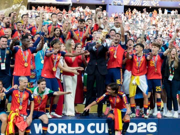 Felipe VI alza la Copa del Mundo junto a los jugadores el pasado 19 de julio