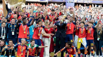 Felipe VI alza la Copa del Mundo junto a los jugadores el pasado 19 de julio