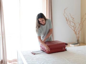Mujer haci&eacute;ndose la maleta