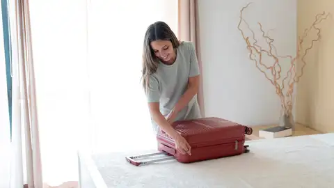 Mujer haciéndose la maleta Mujer haciéndose la maleta