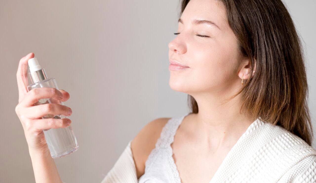 Mujer ech&aacute;ndose bruma