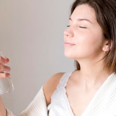 Mujer ech&aacute;ndose bruma