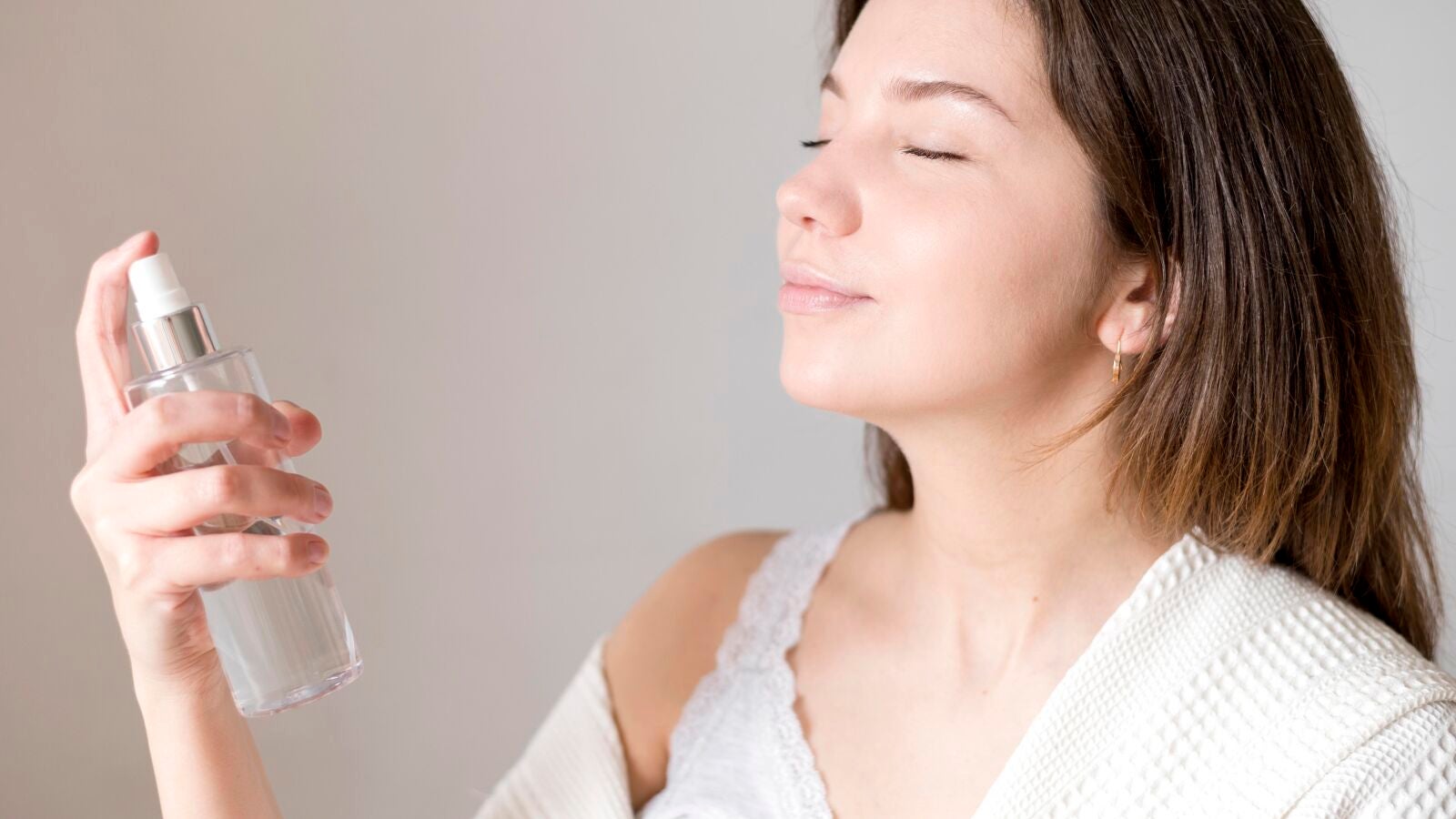 Brumas corporales, la tendencia del verano: qué son, dónde conseguirlas y cuál es la diferencia con un perfume