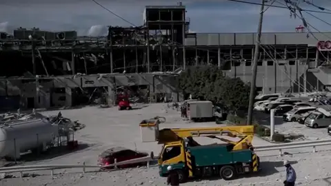 Ascienden a trece muertos en el terremoto de Japón mientras se siguen buscando supervivientes Centro comercial AEON Mall, en la prefactura de Kashima.