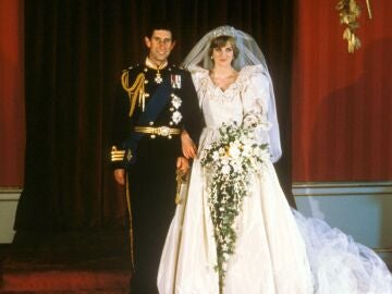 Diana y Carlos, pr&iacute;ncipes de Gales, el d&iacute;a de su boda