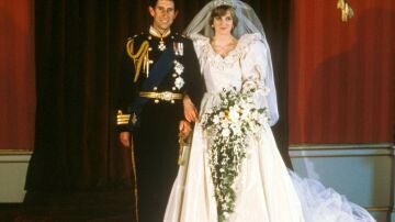 Diana y Carlos, pr&iacute;ncipes de Gales, el d&iacute;a de su boda