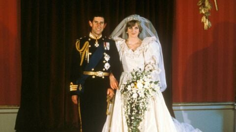 Diana y Carlos, pr&iacute;ncipes de Gales, el d&iacute;a de su boda