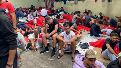 Más de 400 personas esperan a las puertas del CETI de Ceuta, que no tiene más espacio