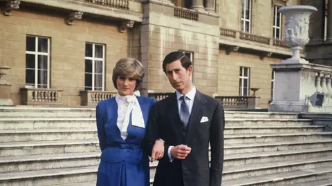 Diana y Carlos, príncipes de Gales, el día que anunciaron su compromiso Diana y Carlos, príncipes de Gales, el día que anunciaron su compromiso