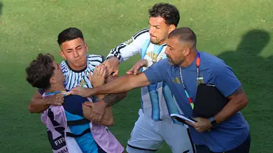 La FIFA castiga con dureza a Argentina por la pelea del Mundial: 10 partidos a Paredes, 7 a Molina... y uno a Gavi La FIFA castiga con dureza a Argentina por la pelea del Mundial: 10 partidos a Paredes, 7 a Molina... y uno a Gavi