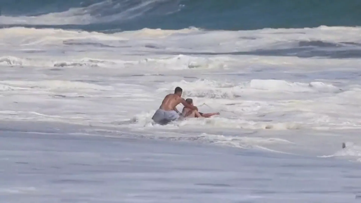 Un socorrista rescata de forma heroica a un niño de 10 años en una playa de California Rescate