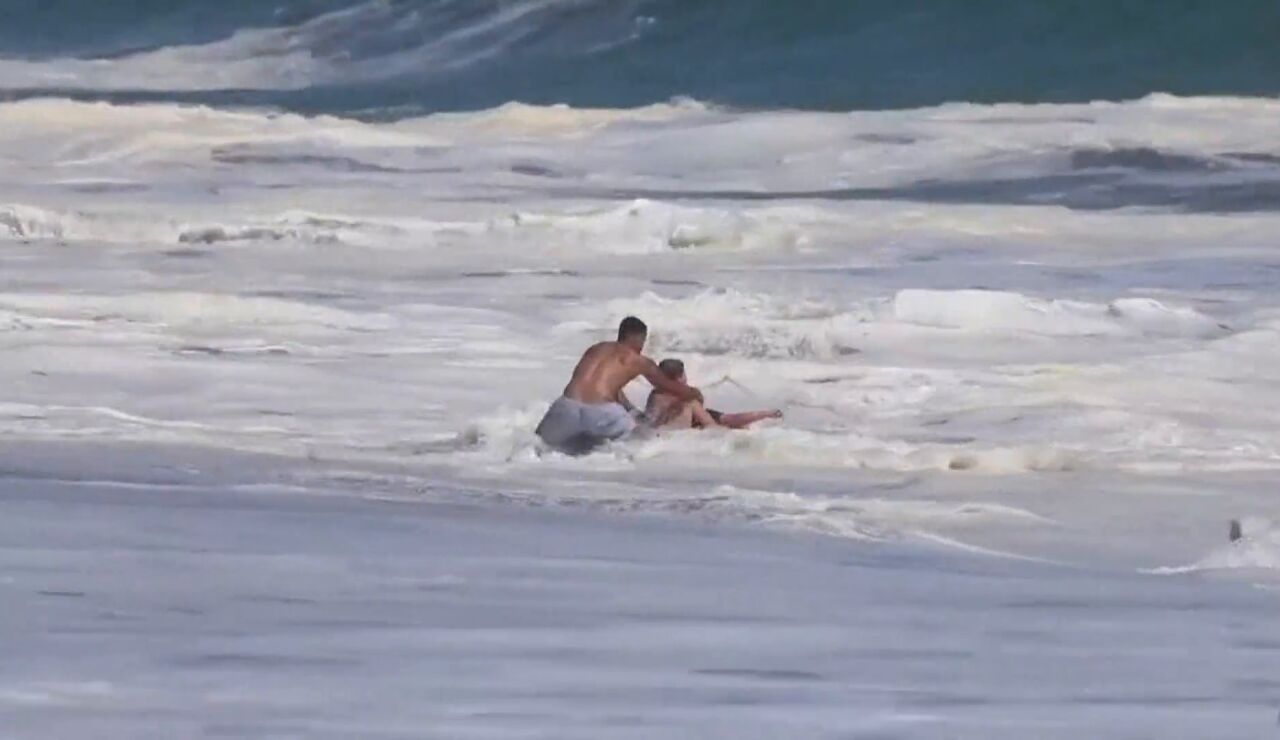 Un socorrista rescata de forma heroica a un ni&ntilde;o de 10 a&ntilde;os en una playa de California