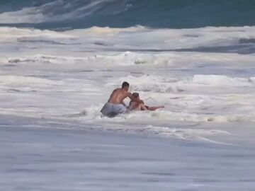 Un socorrista rescata de forma heroica a un ni&ntilde;o de 10 a&ntilde;os en una playa de California