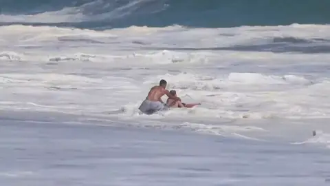 Un socorrista rescata de forma heroica a un niño de 10 años en una playa de California Rescate