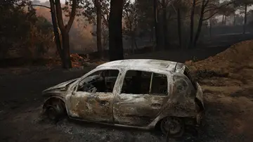 Un coche calcinado Un coche calcinado