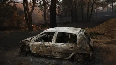 Un coche calcinado Un coche calcinado