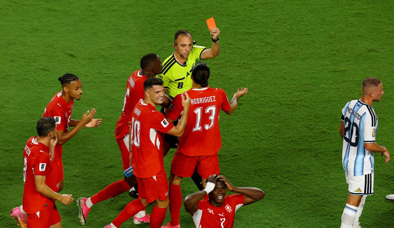 Breel Embolo, en el momento de ser expulsado ante Argentina