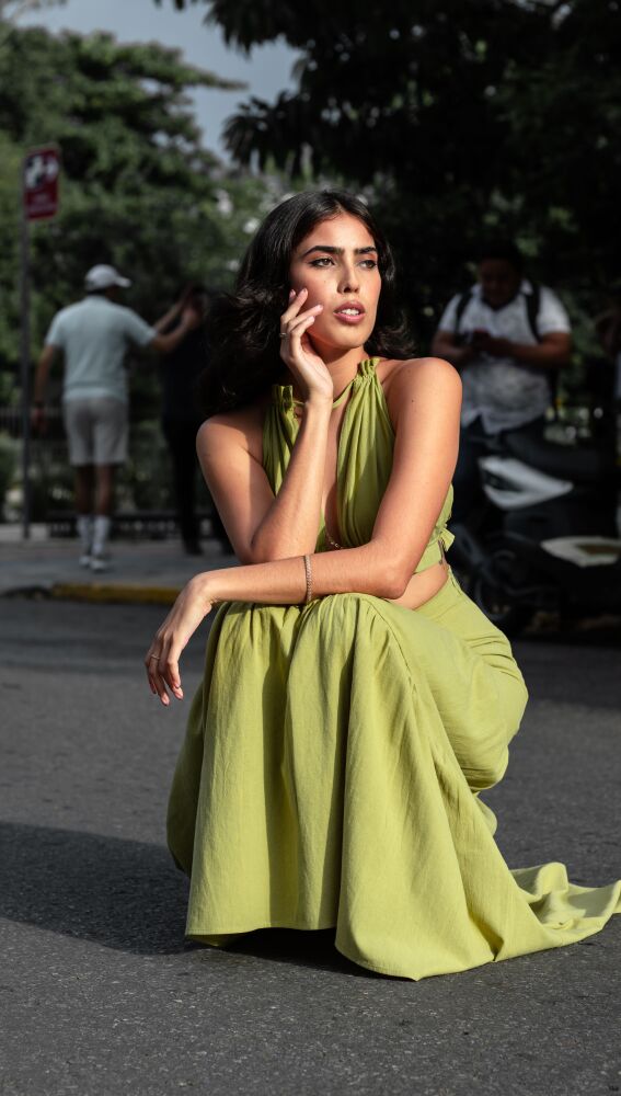 Mujer con un vestido verde lima
