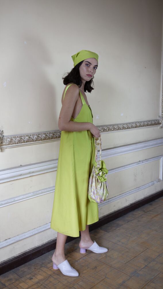 Mujer con un vestido verde lima