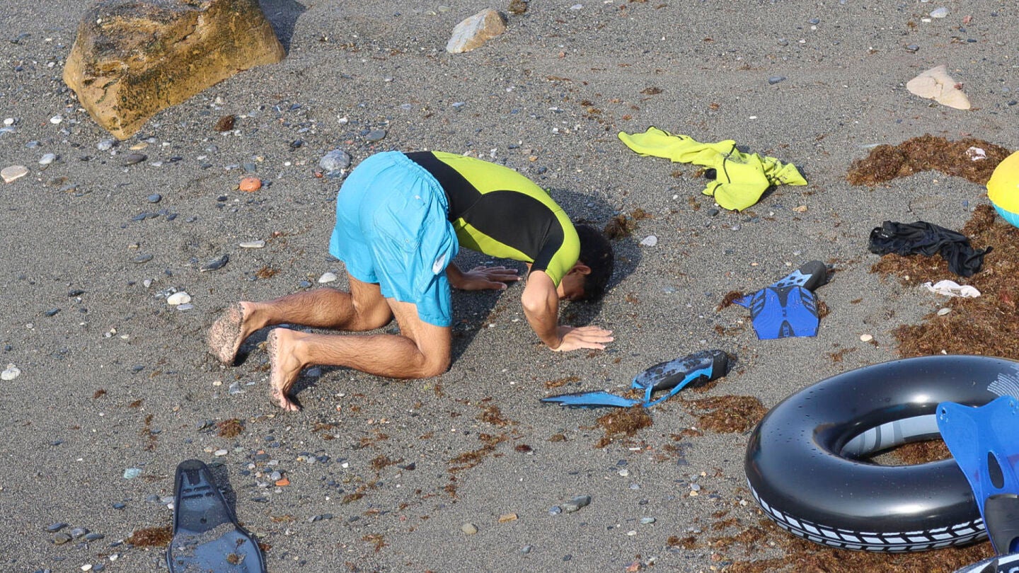 Vista de la entrada ilegal a nado en Ceuta de migrantes.