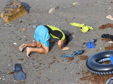 Vista de la entrada ilegal a nado en Ceuta de migrantes.