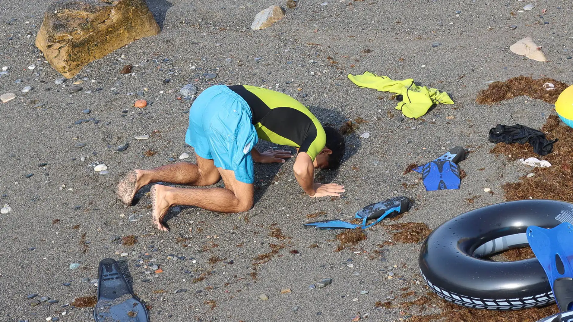 Vista de la entrada ilegal a nado en Ceuta de migrantes. Vista de la entrada ilegal a nado en Ceuta de migrantes.