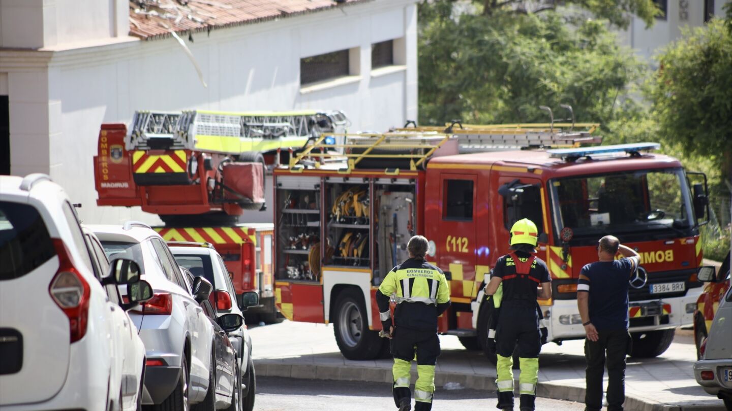 Bomberos de M&aacute;laga en la vivienda incendiada en Benalm&aacute;dena 