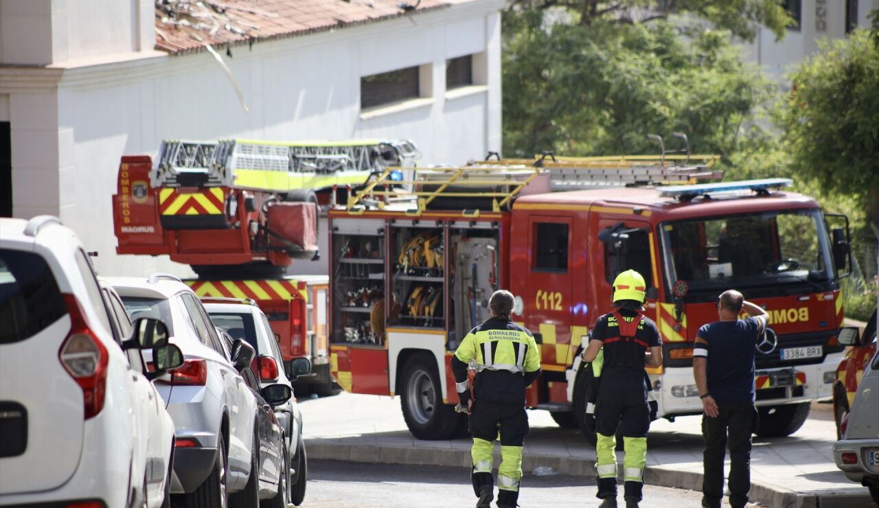 Bomberos de M&aacute;laga en la vivienda incendiada en Benalm&aacute;dena 