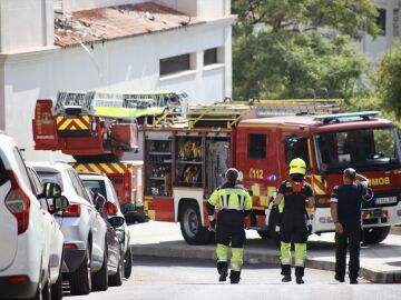 Bomberos de M&aacute;laga en la vivienda incendiada en Benalm&aacute;dena 