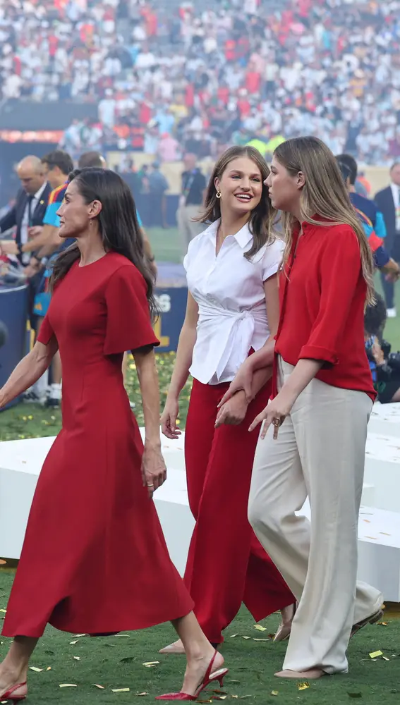 Princesa Leonor junto a la reina Letizia y la infanta Sofía Princesa Leonor junto a la reina Letizia y la infanta Sofía