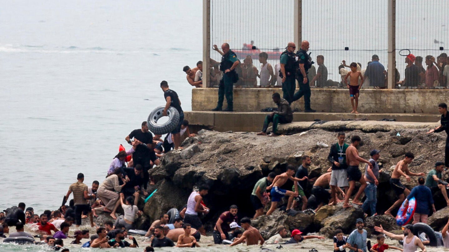 Miles de j&oacute;venes marroqu&iacute;es llegaron este jueves a la frontera entre Castillejos y Ceuta