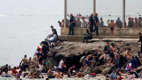 Miles de j&oacute;venes marroqu&iacute;es llegaron este jueves a la frontera entre Castillejos y Ceuta