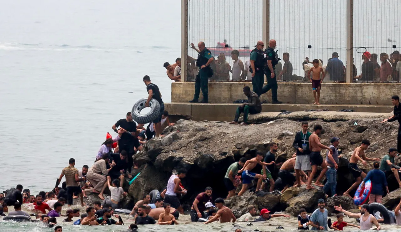 Miles de jóvenes marroquíes llegaron este jueves a la frontera entre Castillejos y Ceuta