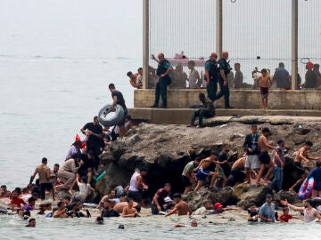 Miles de j&oacute;venes marroqu&iacute;es llegaron este jueves a la frontera entre Castillejos y Ceuta