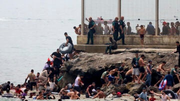 Miles de j&oacute;venes marroqu&iacute;es llegaron este jueves a la frontera entre Castillejos y Ceuta