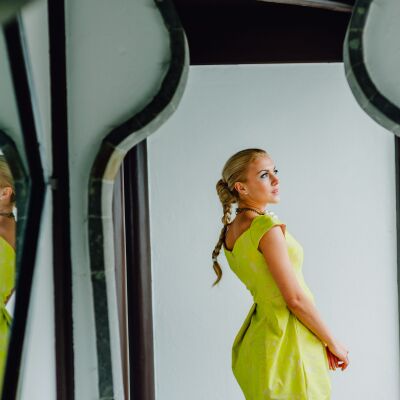 Mujer con un vestido verde lima