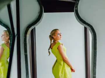 Mujer con un vestido verde lima Mujer con un vestido verde lima