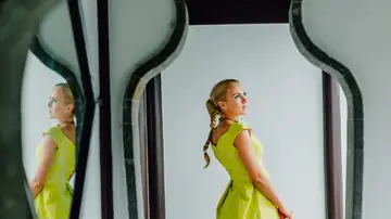 Mujer con un vestido verde lima Mujer con un vestido verde lima