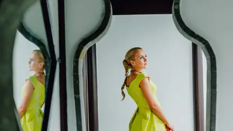 Mujer con un vestido verde lima Mujer con un vestido verde lima